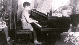 Vangelis as a kid on piano.png