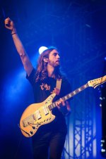 1200px-Wayne_Sermon_-_Ilosaarirock_2013_2.jpg 1200px-Wayne_Sermon_-_Ilosaarirock_2013_2.jpg
