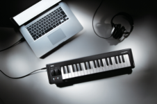 Korg_microKEY_withLaptop.jpg.png Korg_microKEY_withLaptop.jpg.png