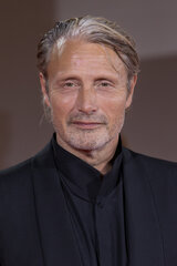 Mads_Mikkelsen_at_82nd_Venice_International_Film_Festival_(cropped2).jpg