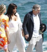 de_niro_and_wife_strolling_near_the_beach.jpg